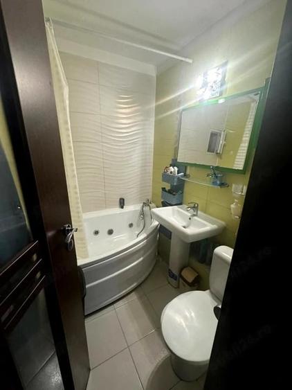 Apartament cu 3 camere decomandat în Frații Golești