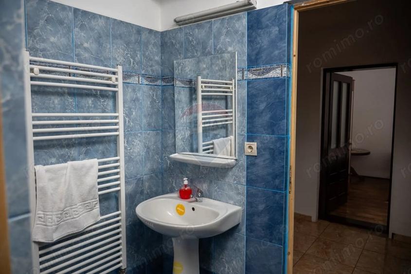 Casă cu 10 camere cu Teren 3300 Mp în Vale