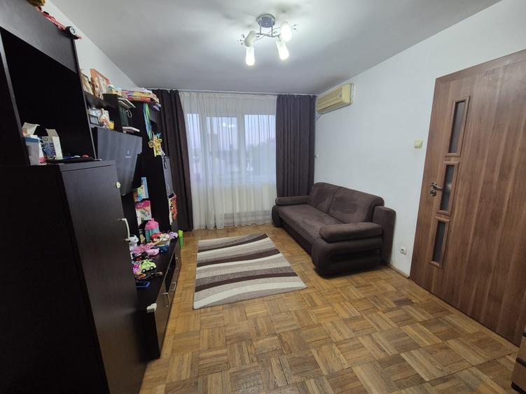 Apartament cu 3 camere semidecomandat în Giulești