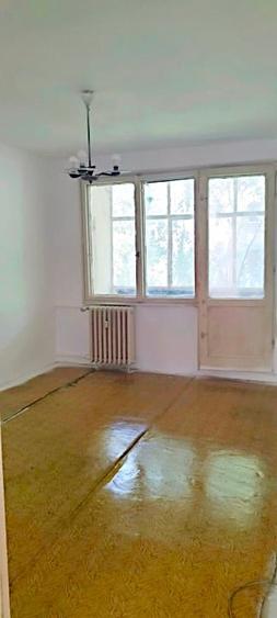 Apartament cu 3 camere semidecomandat în Berceni