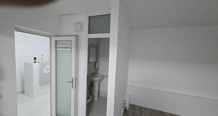 Apartament cu 3 camere decomandat, mobilat în Tei