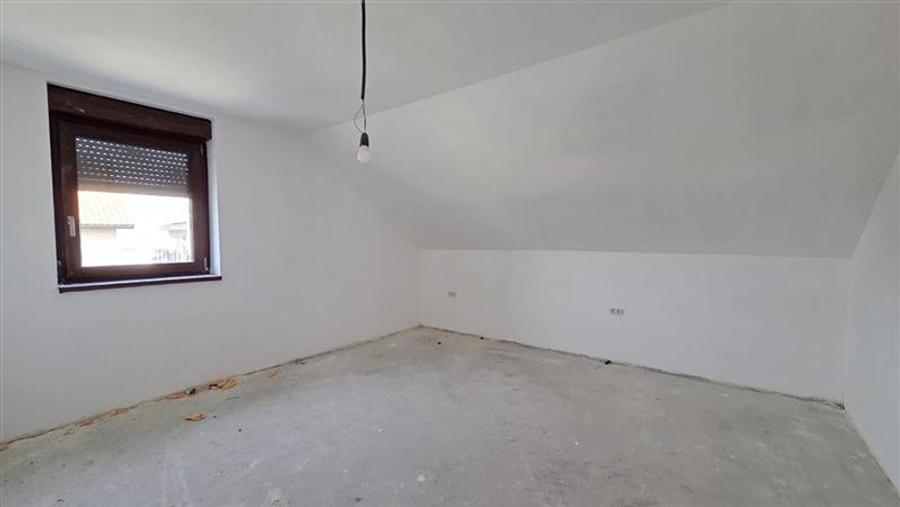 Duplex cu 5 camere cu Canalizare în Dumbrăvița