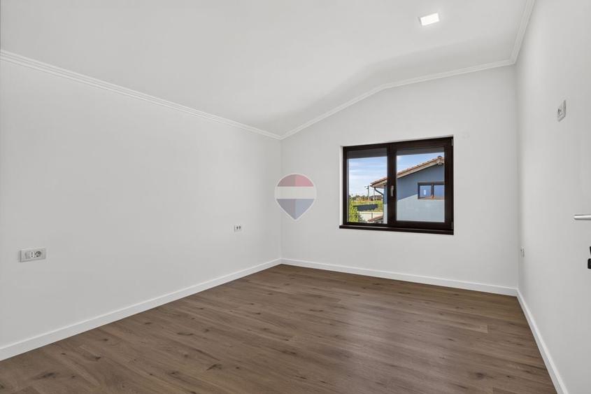 Casă cu 7 camere cu Teren 437 Mp în Livada