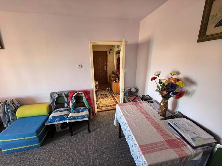Apartament cu 3 camere semidecomandat în Central