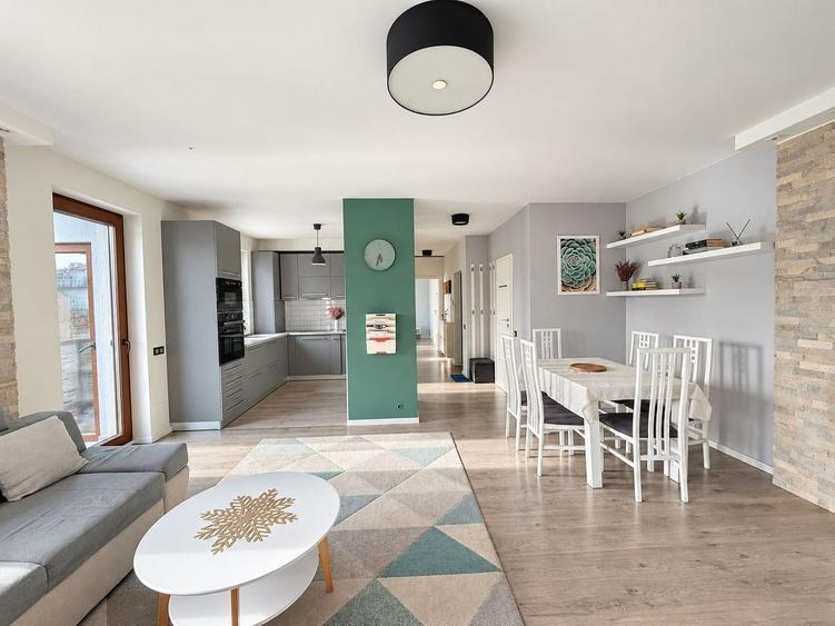 Apartament cu 3 camere semidecomandat, mobilat în Florești