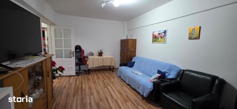 Apartament cu 3 camere decomandat în Republicii