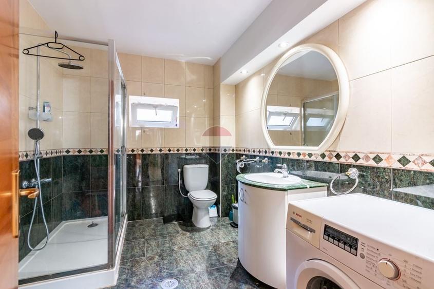 Casă individuală cu 6 camere cu Piscina în Roșu