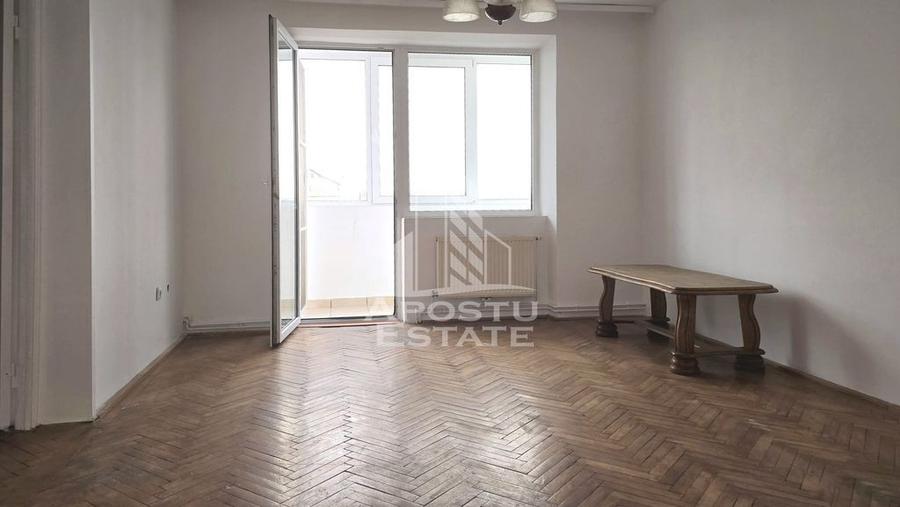 Apartament cu 4 camere semidecomandat în Aradului