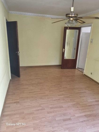Apartament cu 3 camere semidecomandat în Titan