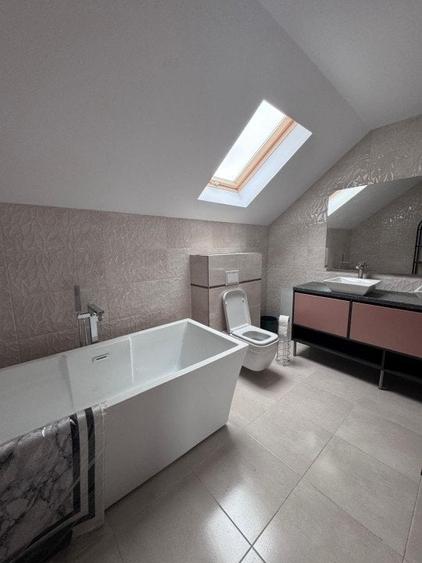 Casă individuală cu 7 camere cu Canalizare în Exterior Est
