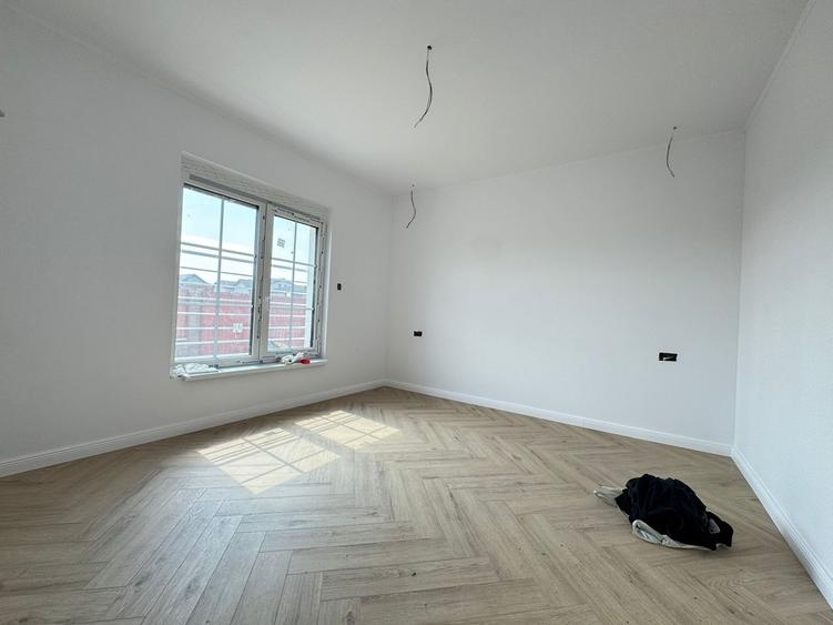 Duplex cu 5 camere cu Canalizare în Moșnița Nouă