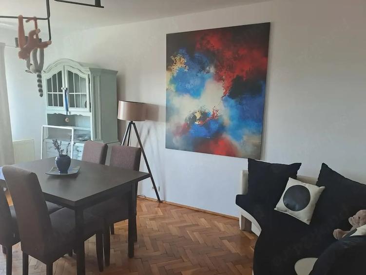 Apartament cu 3 camere decomandat în Intim