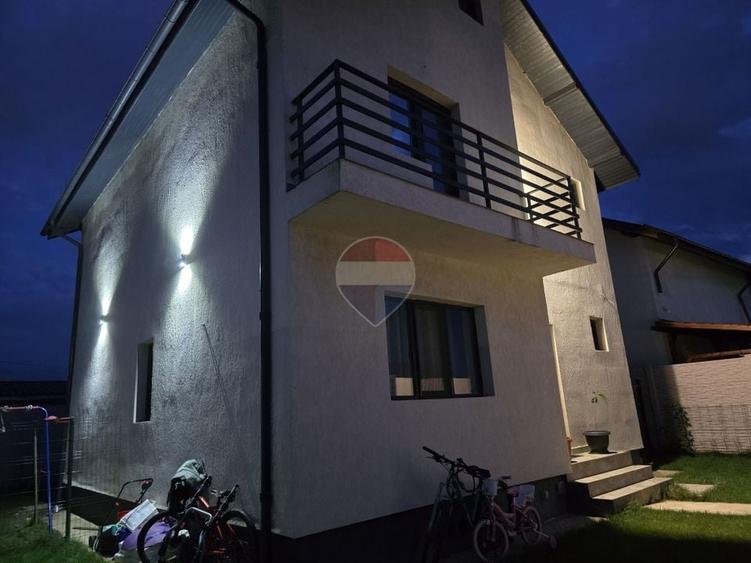 Casă individuală cu 4 camere cu Teren 270 Mp în Est