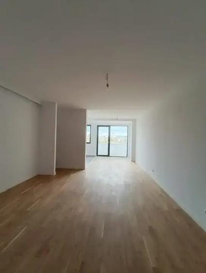 Apartament cu 3 camere decomandat în Sisești
