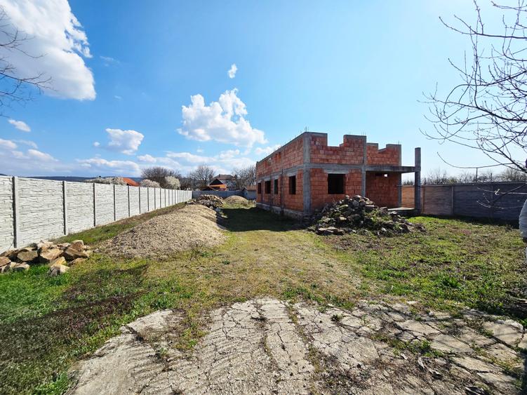 Casă individuală cu 5 camere cu Teren 1079 Mp în Ghioroc