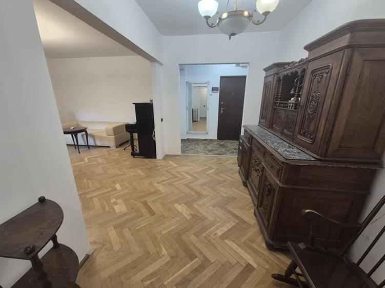 Apartament cu 3 camere decomandat în Calea Victoriei
