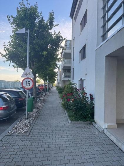 Apartament cu 3 camere semidecomandat în Băneasa