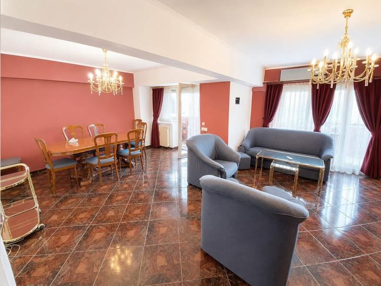 Apartament cu 4 camere decomandat în Unirii