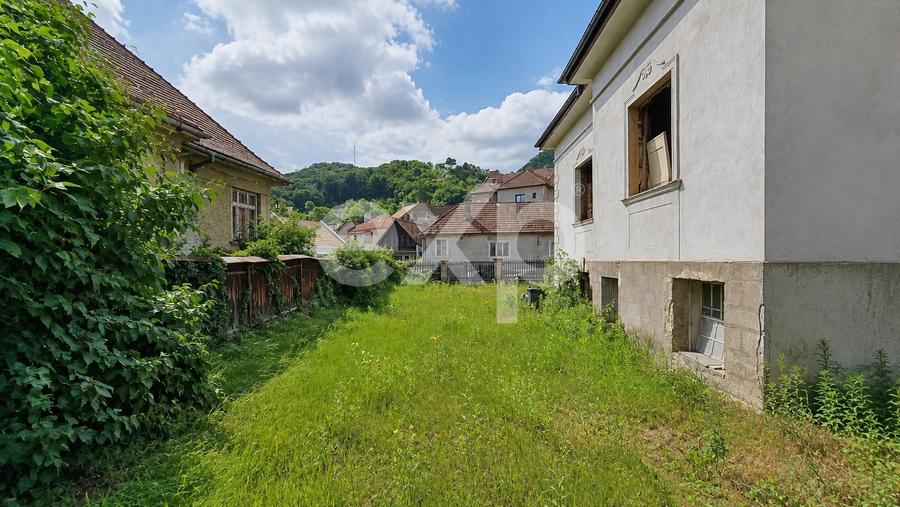 Casă individuală cu 9 camere cu Canalizare în Centrul Istoric