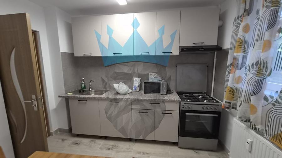 Apartament cu 4 camere semidecomandat, mobilat în Baba Novac