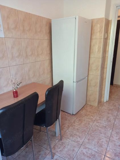 Apartament cu 3 camere semidecomandat, mobilat în Tipografilor