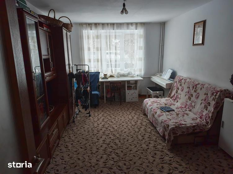 Apartament cu 4 camere semidecomandat în Central