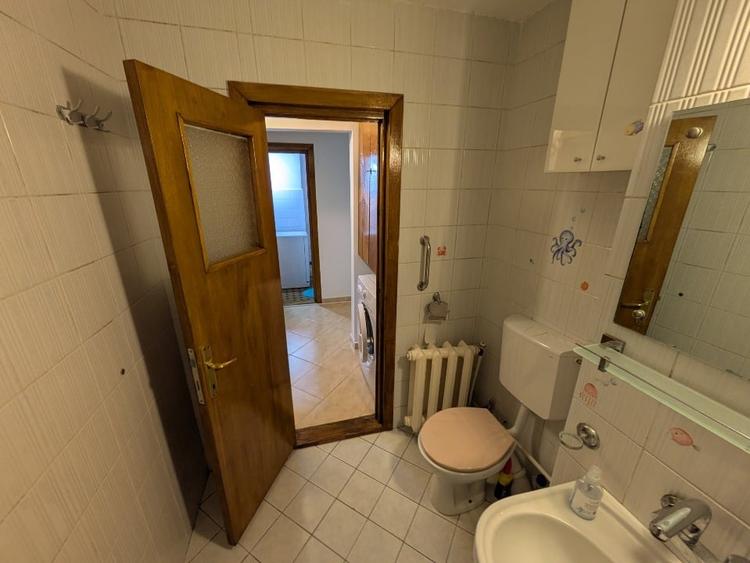 Apartament cu 3 camere decomandat, mobilat în Pieții