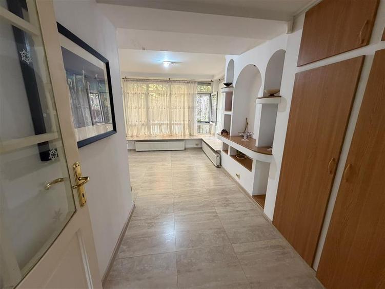 Apartament cu 3 camere decomandat, mobilat în Central