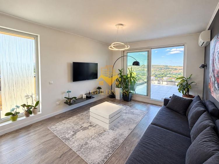 Apartament cu 3 camere semidecomandat în Central