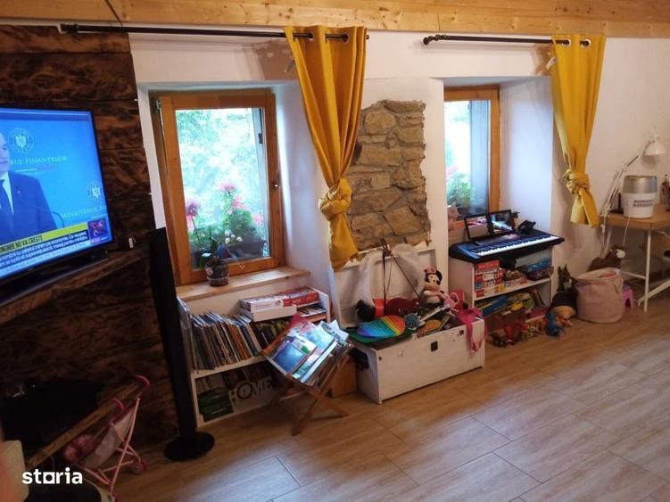 Casă cu 3 camere în Săcărâmb