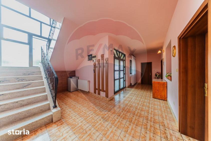 Casă cu 7 camere cu Teren 1588 Mp în Zădăreni