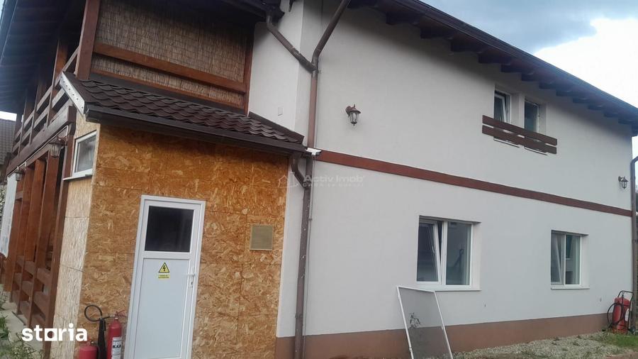 Casă cu 10 camere cu Teren 800 Mp în Cristian