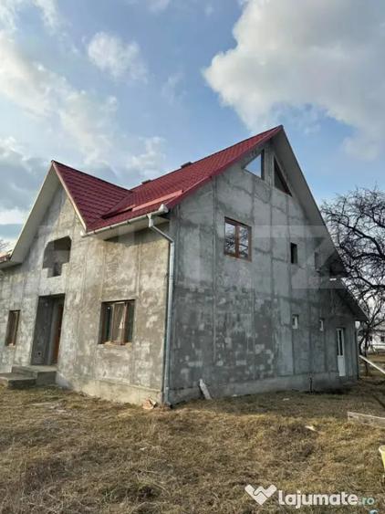 Casă cu 5 camere cu Teren 1000 Mp în Central
