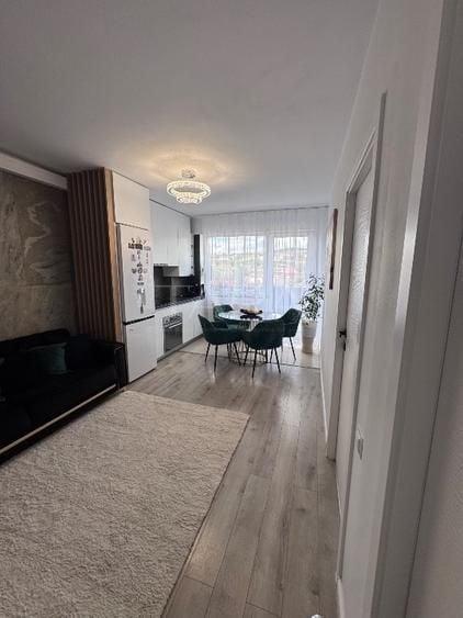 Apartament cu 3 camere semidecomandat, mobilat în Dâmbul Rotund