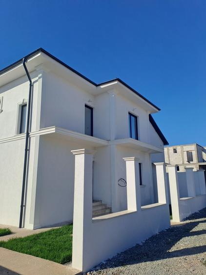 Casă cu 4 camere în Lumina
