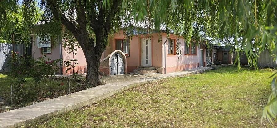 Casă cu 5 camere cu Teren 6000 Mp în Central