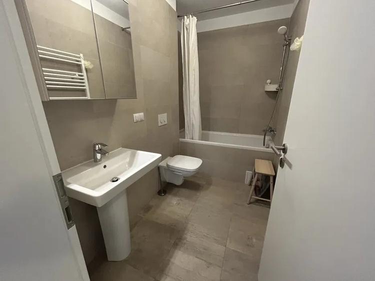 Apartament cu 2 camere decomandat în Tractorul
