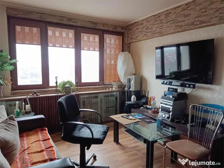 Apartament cu 3 camere semidecomandat, mobilat în Progresul
