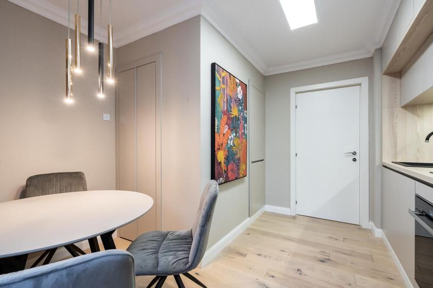 Apartament cu 4 camere decomandat, mobilat în Victoriei