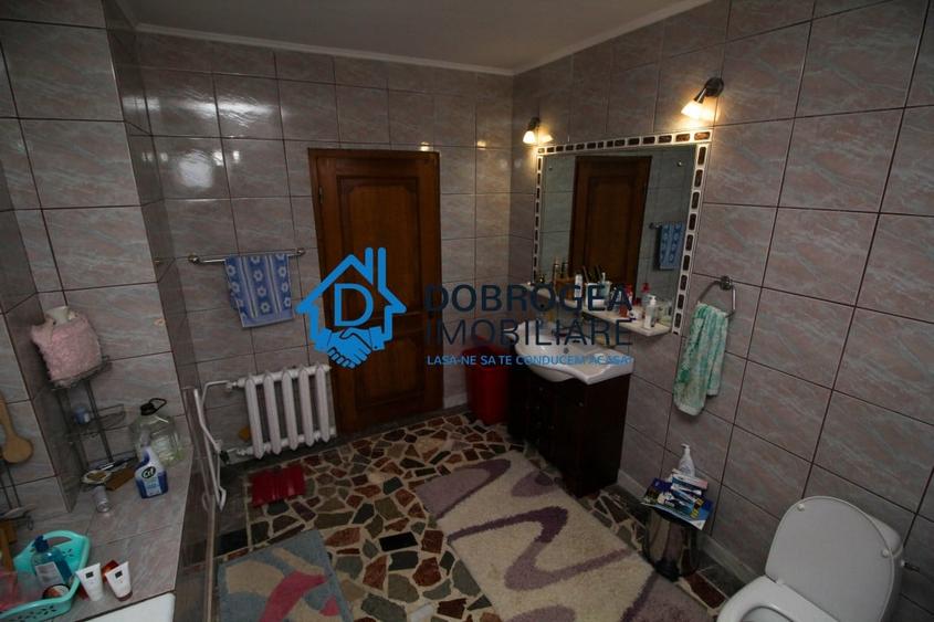Casă individuală cu 8 camere cu Canalizare în Central