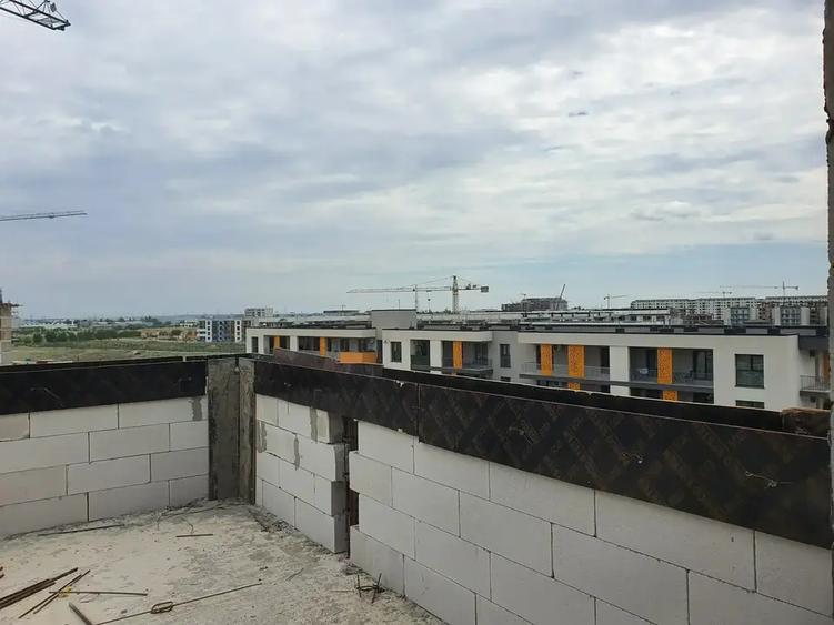 Apartament cu 5 camere semidecomandat în Titan