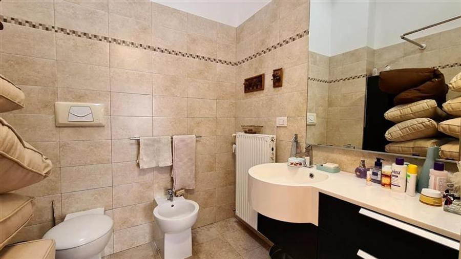 Penthouse cu 3 camere decomandat, mobilat în Girocului