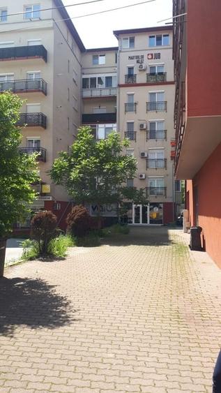 Apartament cu 3 camere decomandat în Girocului