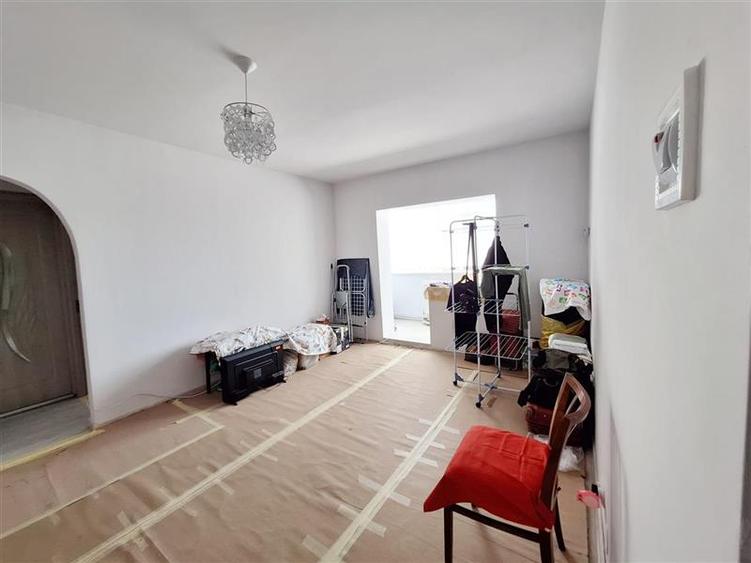 Apartament cu 2 camere semidecomandat, mobilat în Mioriței