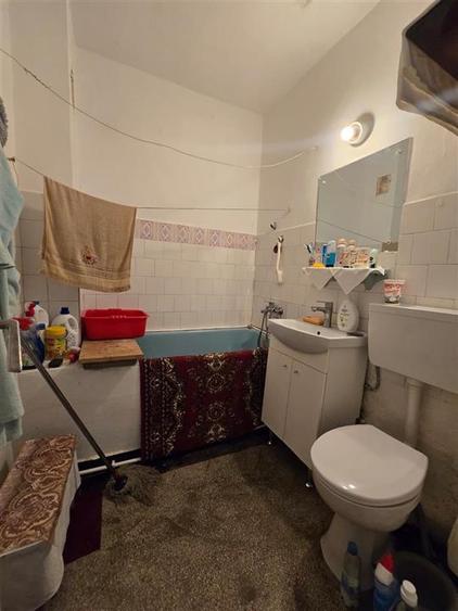 Apartament cu 3 camere semidecomandat în Podu Roș