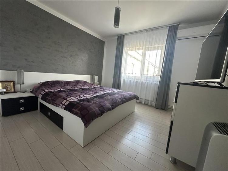 Apartament cu 3 camere decomandat, mobilat în Girocului