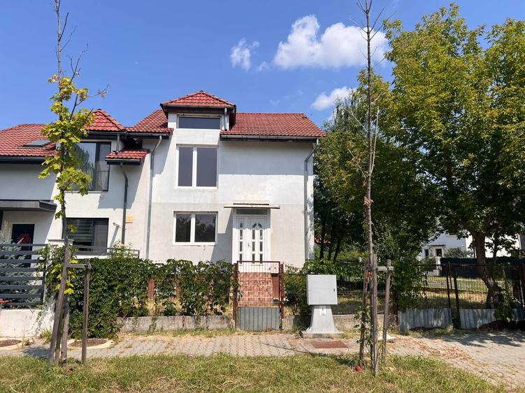 Casă cu 4 camere în Băneasa