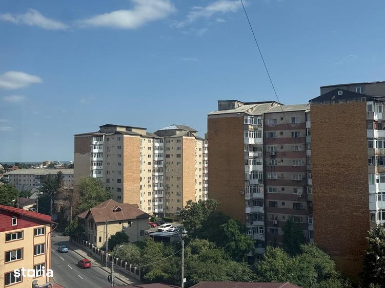 Apartament cu 3 camere decomandat în Micro 4