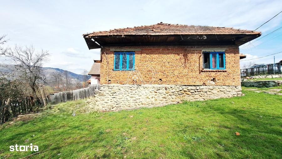 Casă cu 4 camere cu Teren 716 Mp în Baia de Fier