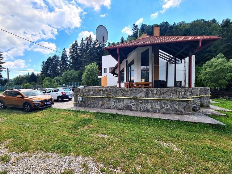 Casă individuală cu 8 camere cu Canalizare în Pârâul Rece